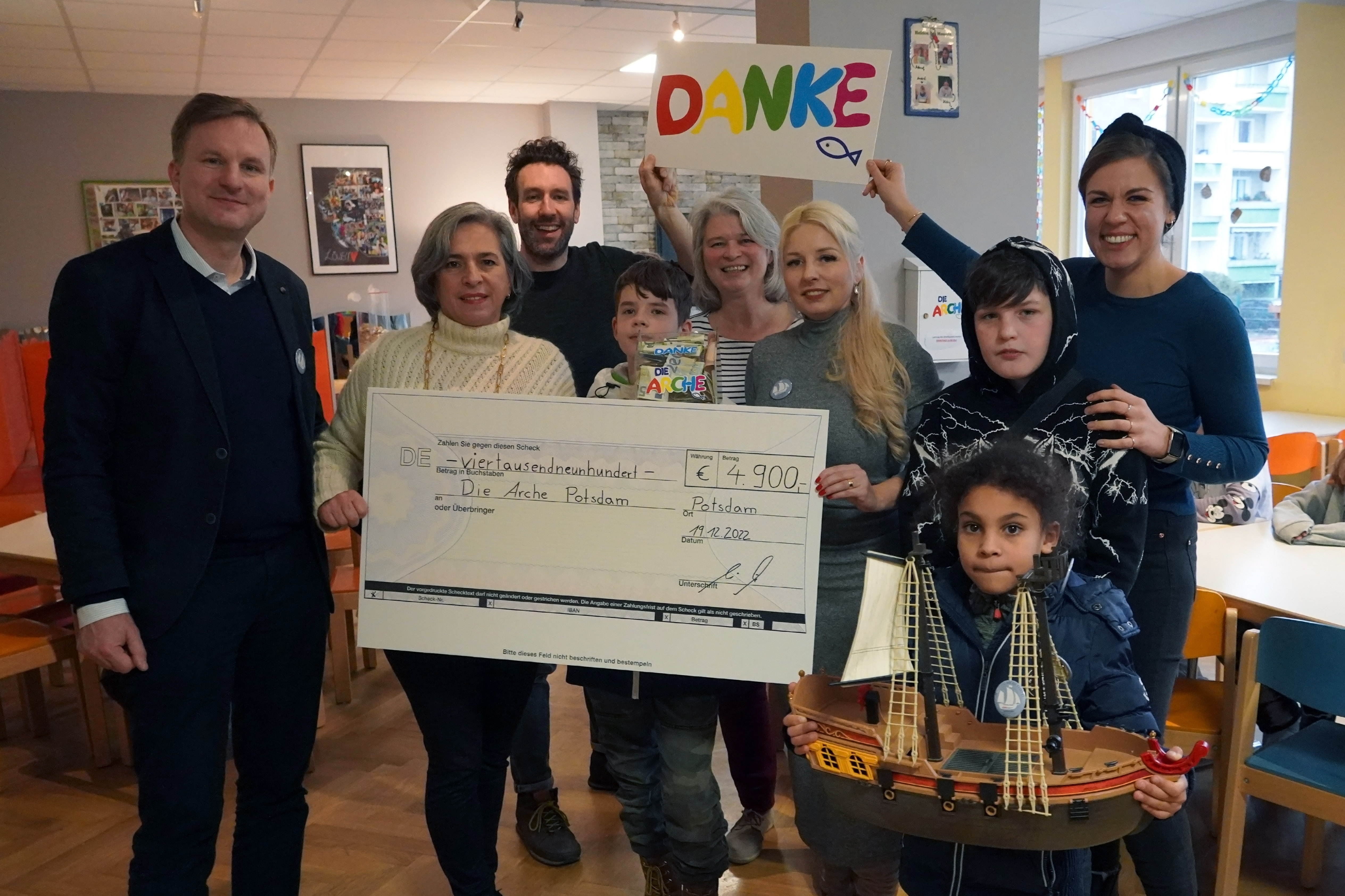 Das Team der Arche sagt Danke für 4.900 Euro Spende der CDU-Fraktion, Foto: Christian Howe